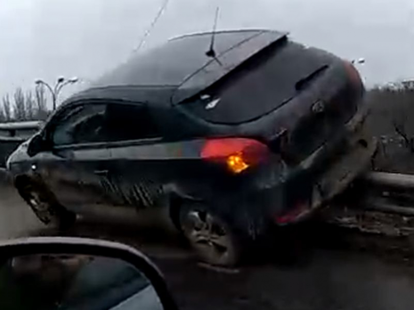 Около Северного моста автомобиль запрыгнул на дорожное ограждение