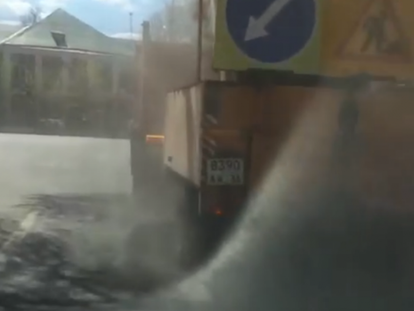 «Когда дождь – поливают, когда сухо – метут»: воронежец выругал дорожных рабочих