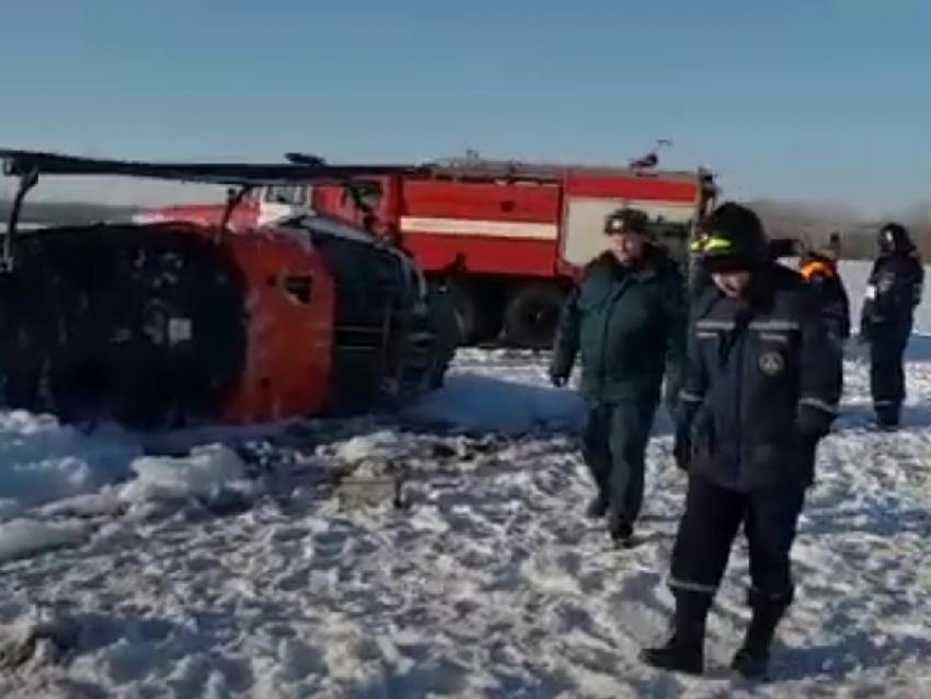 МЧС показало видео с места крушения вертолета под Воронежем