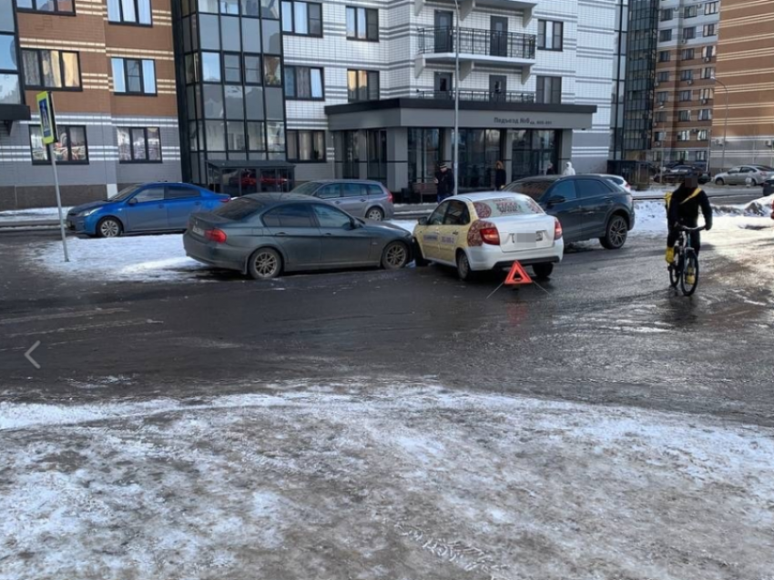 Странное ДТП попало на видео в воронежском ЖК