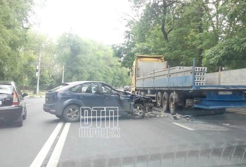 ДТП с грузовиком привело к километровой пробке в Воронеже