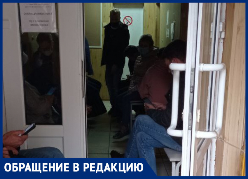 Больные с температурой и кашлем вместе со здоровыми: всех подряд держат в помещении воронежской поликлиники