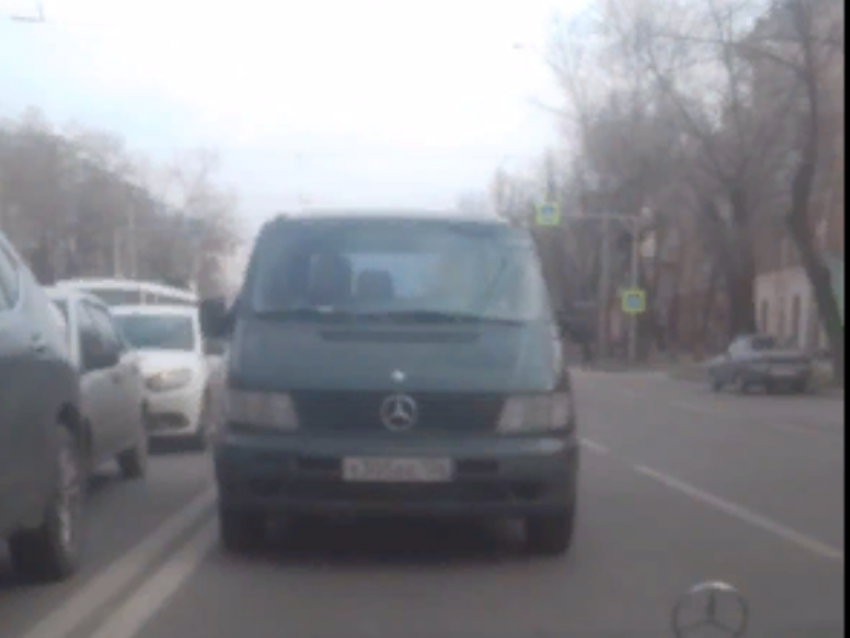 Поучительное противостояние двух «Мерсов» сняли от первого лица в Воронеже 