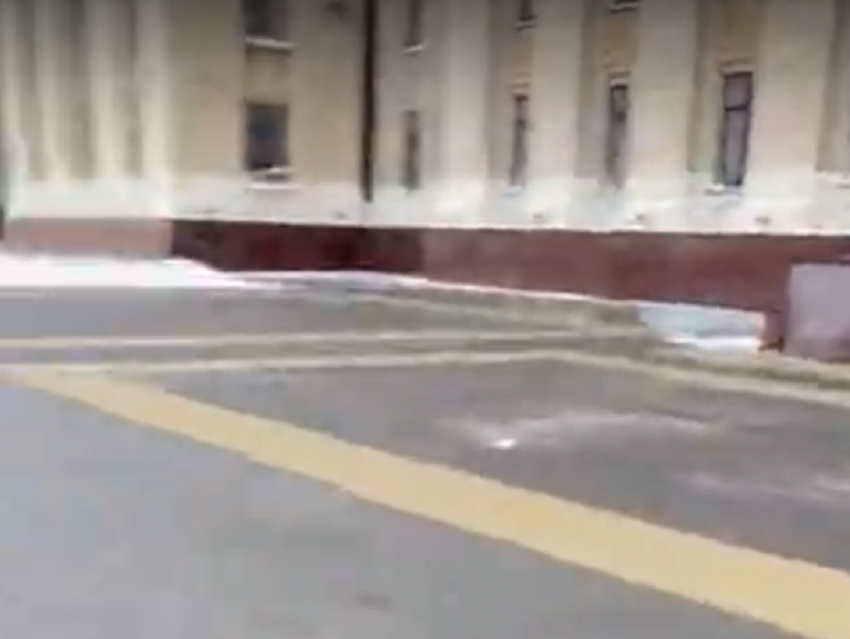 Коммунальщики «вылизали» тротуар у правительства, а за ним оставили снежную кашу в Воронеже