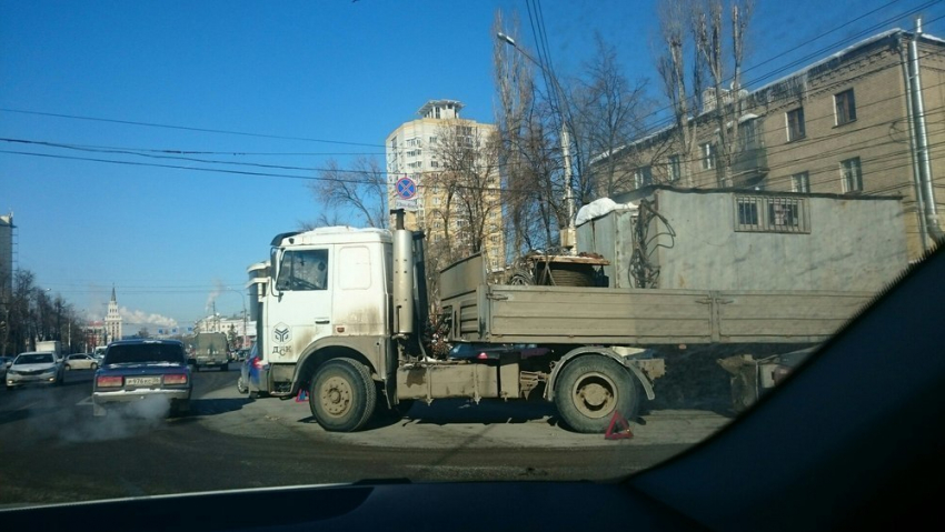 Попавший в ДТП грузовик парализовал движение в центре Воронежа 