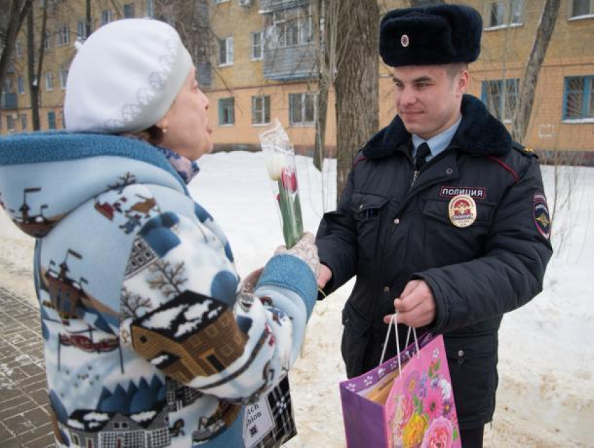 В Воронеже «цветочные» участковые застали врасплох женщин на улице