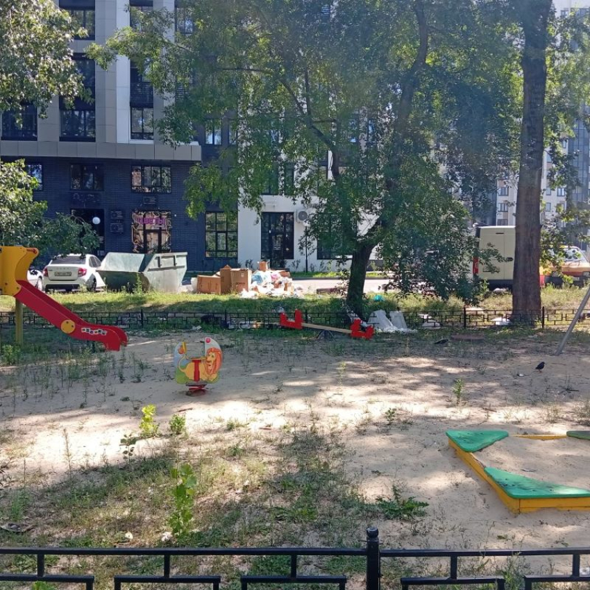 «Дети играют в мусор»: воронежцы пожаловались на соседство детской площадки и мусорного бака