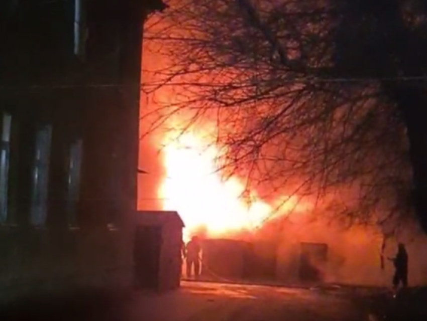 Масштабный пожар уничтожил хозяйственные постройки в Воронеже 