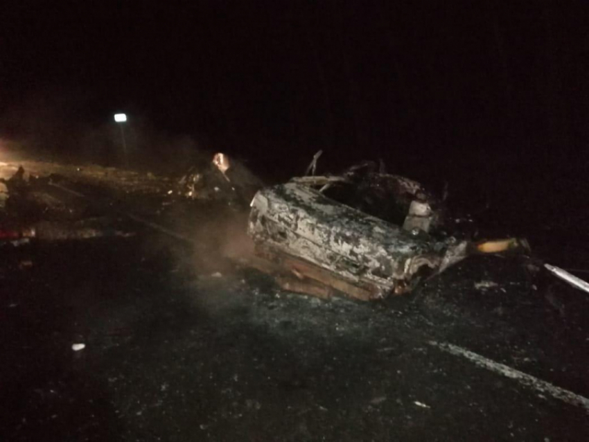 Воронежец умер в горящей машине после лобового ДТП