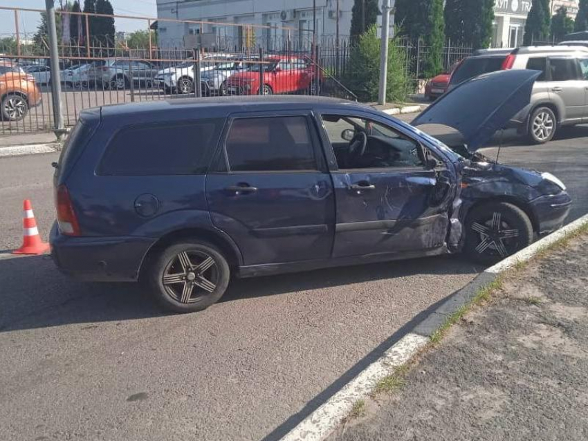 Жесткое столкновение мотоциклиста и автомобиля случилось в Воронеже