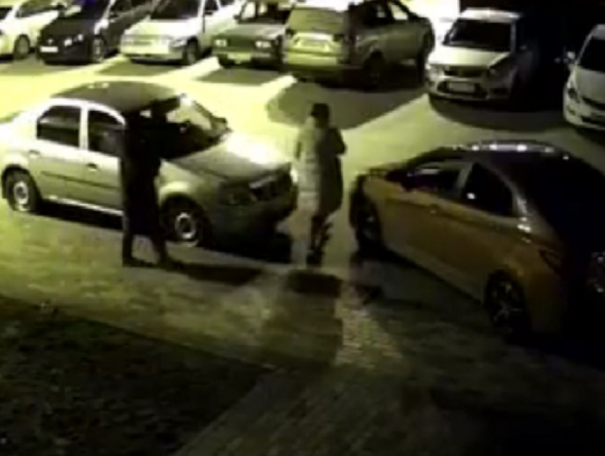 На видео попало, как в Воронеже две женщины прокалывают колеса неправильно припаркованной иномарке 