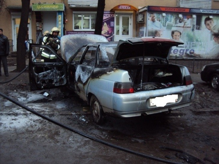 В Воронеже на Плехановской сгорел автомобиль «ВАЗ-2110»