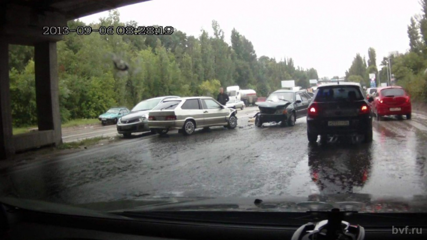 На Героев Сибиряков около моста в ДТП попали около 7 автомобилей (ФОТО)