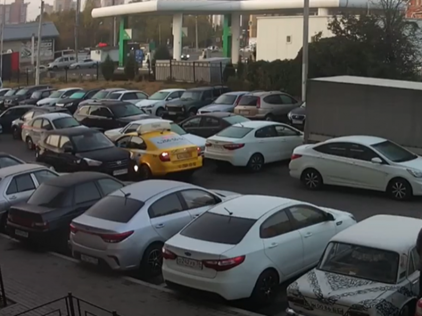 Проблему запаркованных дворов продемонстрировали в Воронеже 