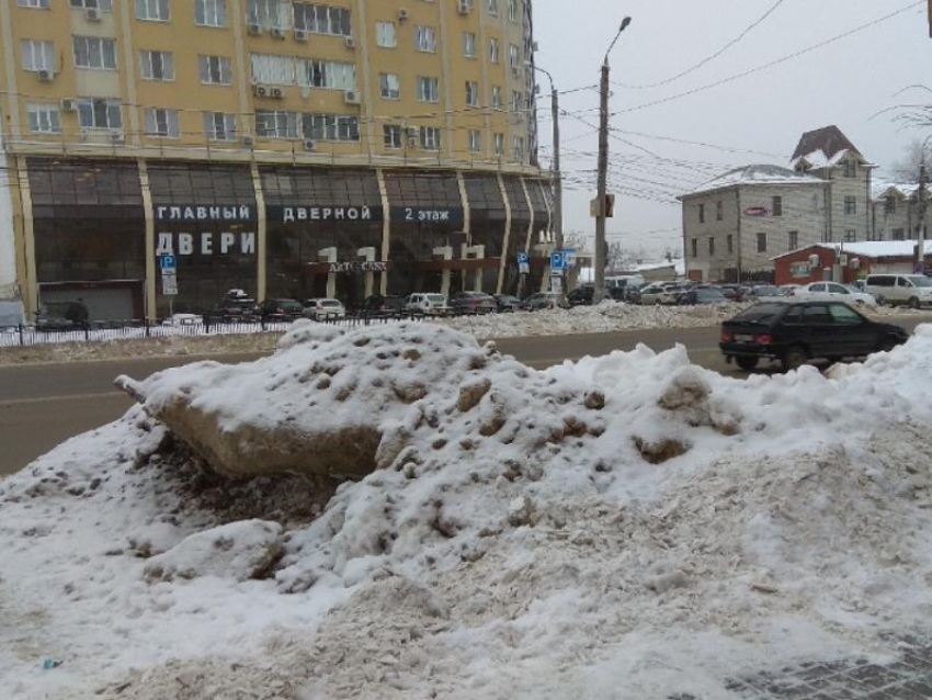 Снежная глыба нагло потеснила воронежцев на платной парковке 