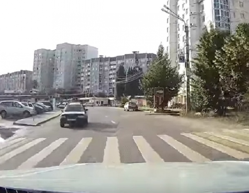 На видео сняли, как автомобиль катается по встречке на кольце в Воронеже