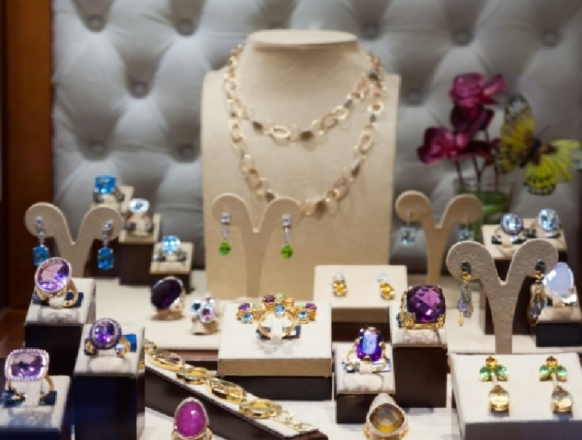 Воронежец украл деньги и купил на них золото для себя и жены