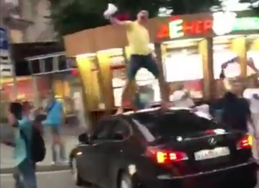 Танцы на крыше Lexus с российским флагом сняли на видео в Воронеже