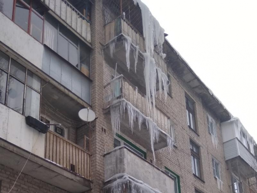 Огромные сосули-убийцы нависают над балконами жителей Воронежа