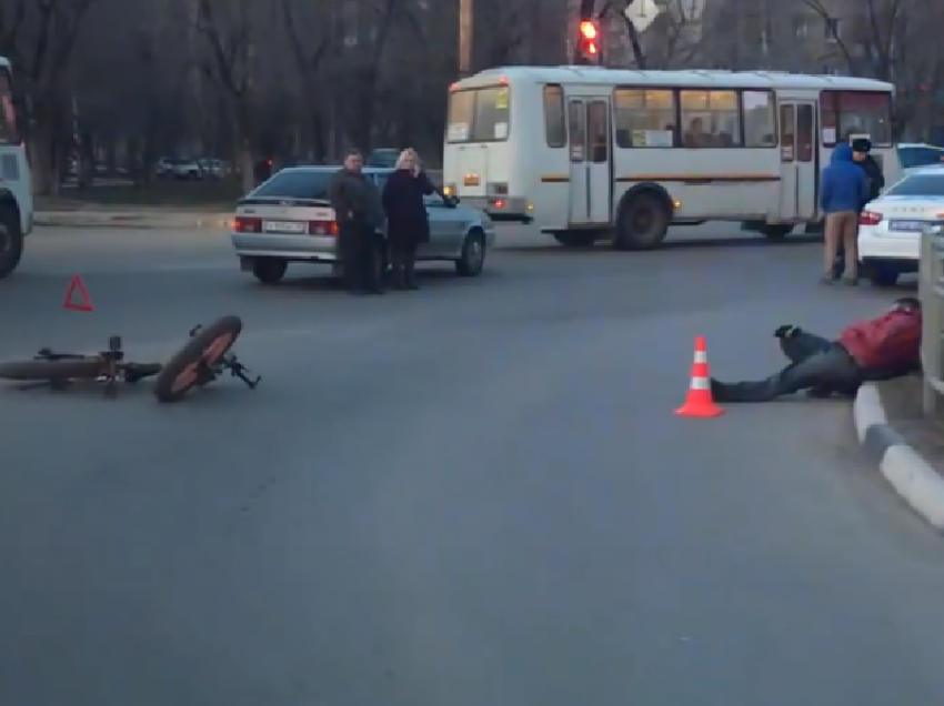 Последствия наезда на велосипедиста сняли на видео в Воронеже
