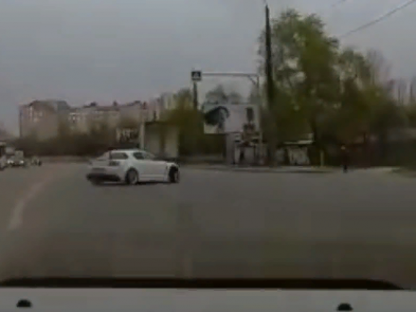 Смелый дрифт спорткара с омскими номерами средь бела дня сняли в Воронеже 