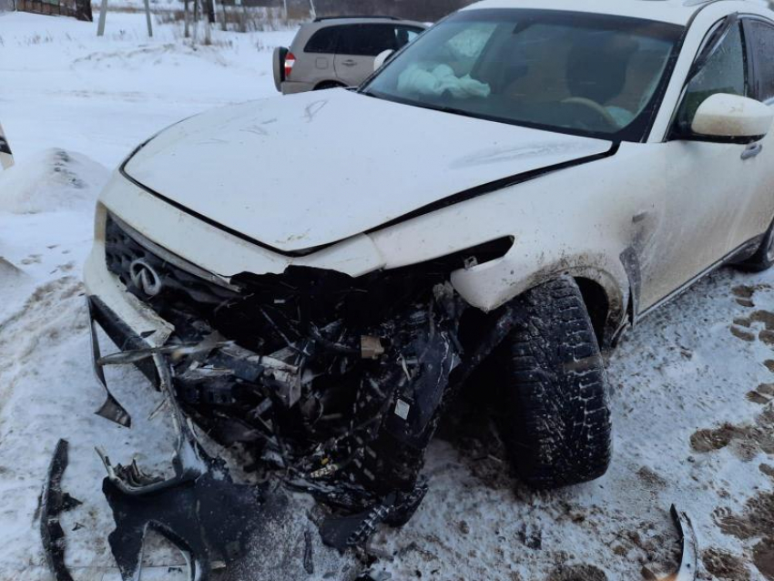 Двухлетнюю девочку увезли в больницу после жесткой аварии в Воронежской области