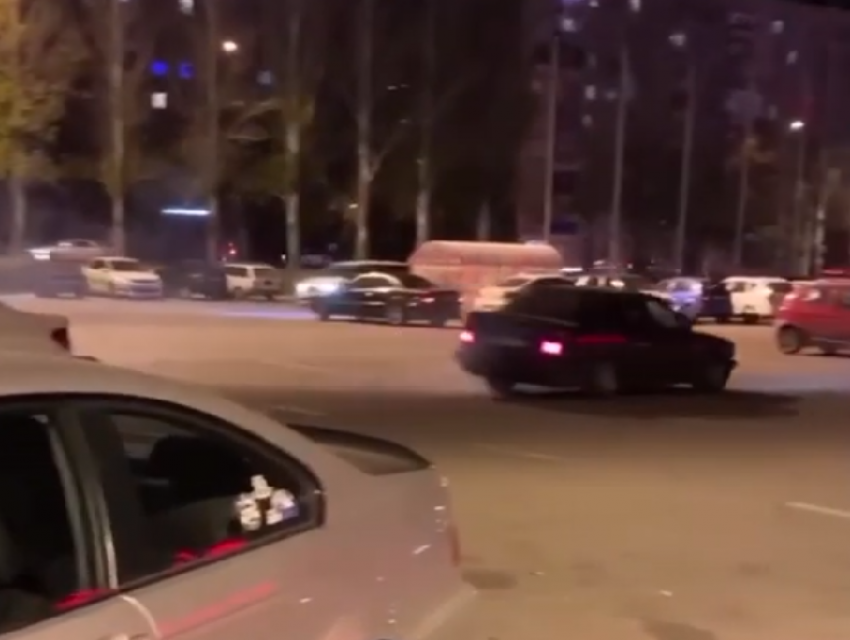Парковочные выкрутасы иномарки показали в Воронеже