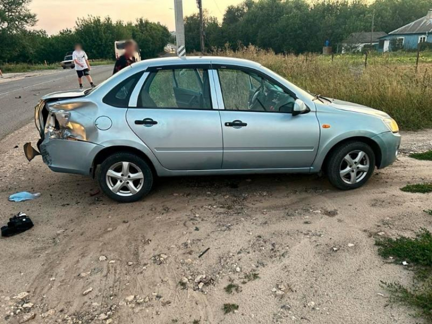 Легковушка сбила двух несовершеннолетних на мотоцикле в Воронежской области