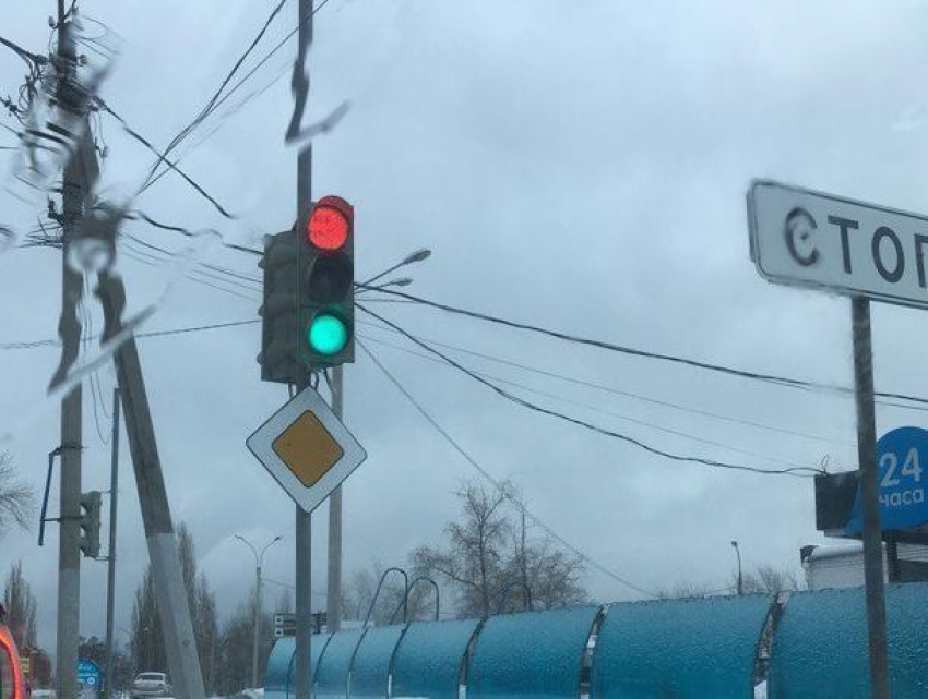 Обезумевший светофор сбил с толку водителей в Воронеже