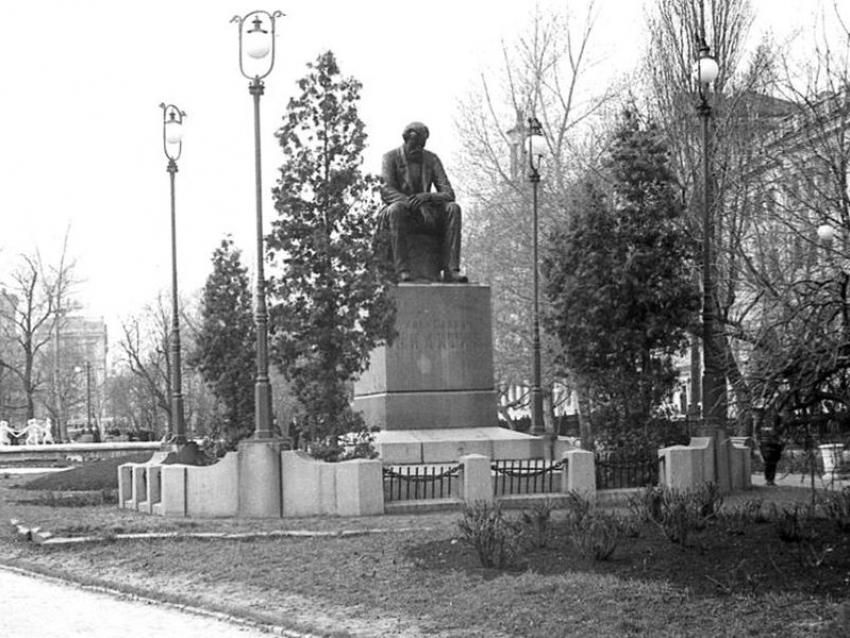Ради дороги на Карла Маркса 89 лет назад переносили памятник Никитину в Воронеже