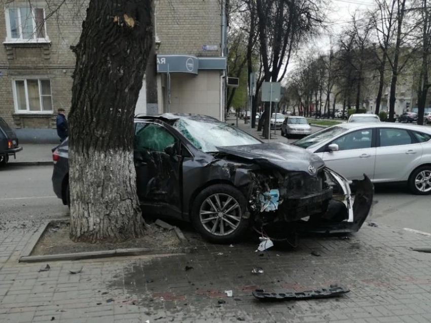 Последствия смертельного столкновения Toyota и «Нивы» в центре Воронежа показали на видео 