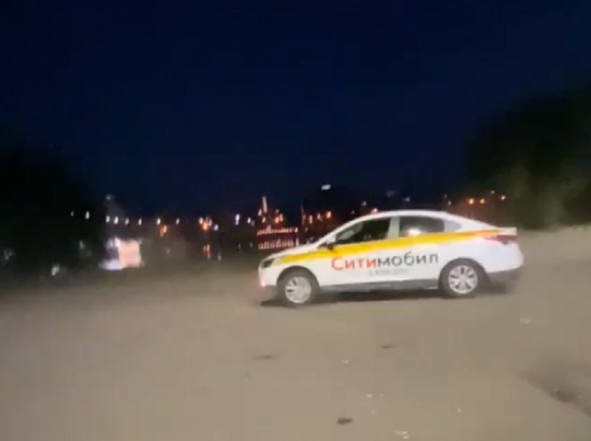 Ночной кураж таксиста «Ситимобил» сняли на набережной в Воронеже
