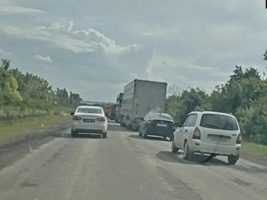 Полицейские помогли больной женщине добраться до дома после ДТП в Воронежской области