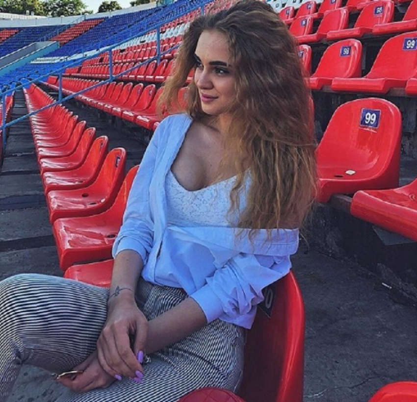 Прекрасную фанатку футбола сфотографировали на стадионе в Воронеже 