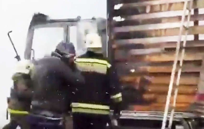 Сгоревшую фуру на трассе под Воронежем сняли на видео