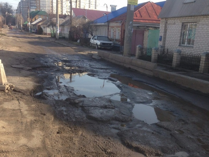 Когда исправят убогое состояние улицы Черняховского, рассказали в мэрии Воронежа