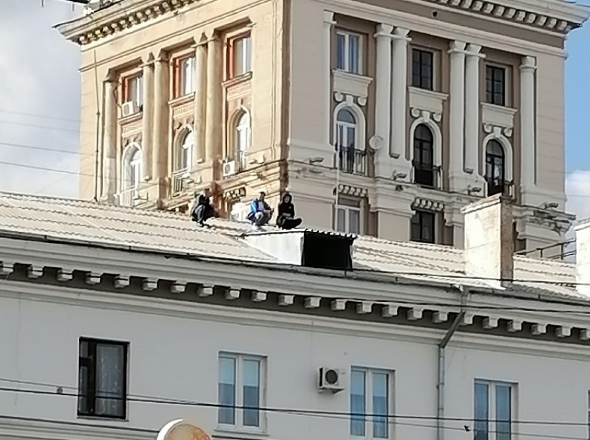 Экстремальные посиделки на крыше устроили трое парней в Воронеже 