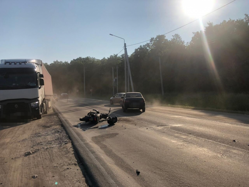 Двое воронежцев на мотоцикле попали в больницу после столкновения с ВАЗом