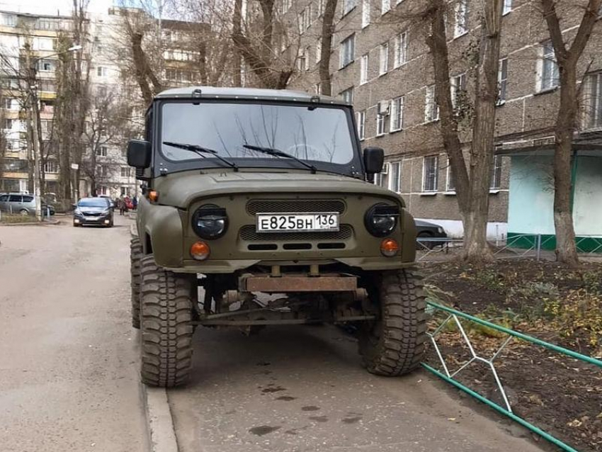 Брутальный УАЗ показал превосходство над простыми смертными в Воронеже