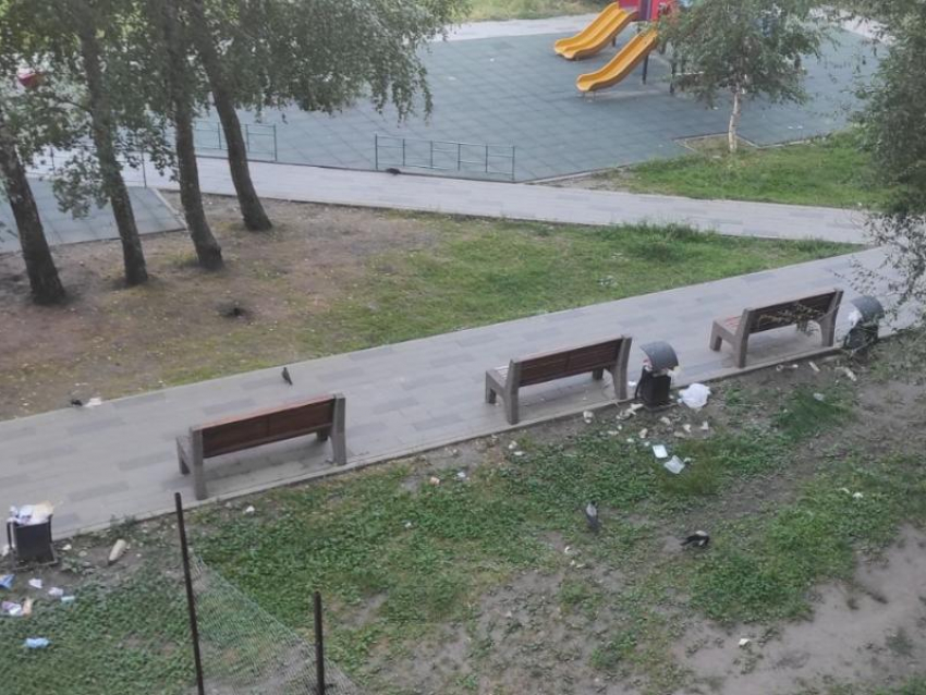 "Сил нет смотреть на эту помойку", – о полном хаосе возле детской площадки рассказали воронежцы