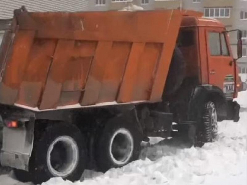 Видео ДТП в Архангельске: КАМАЗ сбил женщину на пешеходном переходе - 19 октября - ру