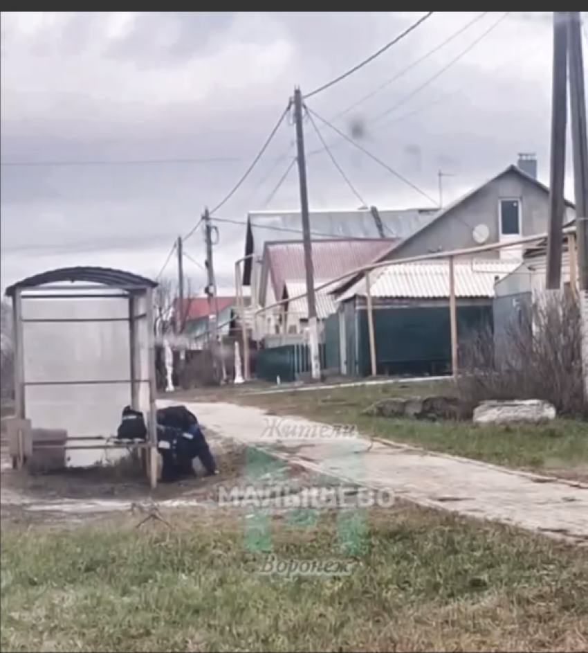 Странное поведение мужчины попало на видео в Воронеже