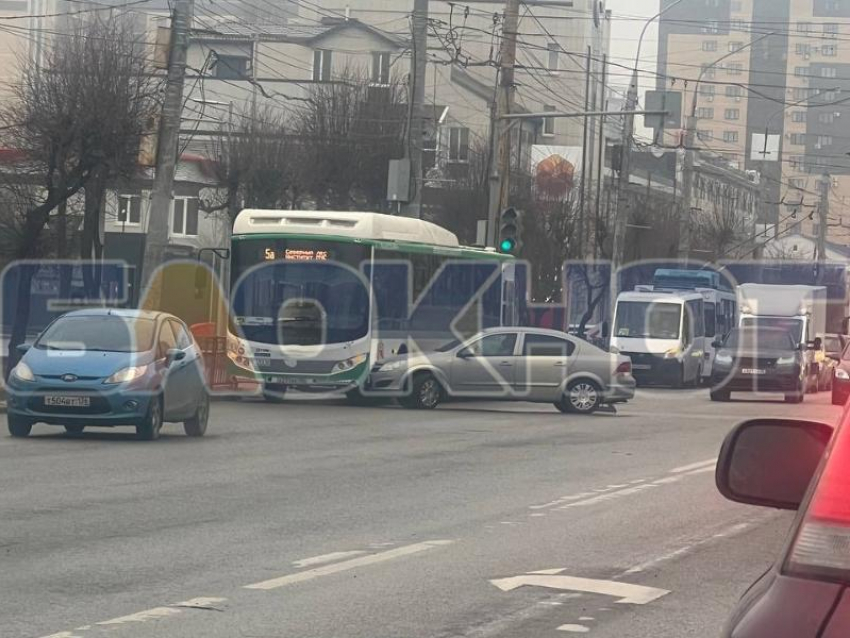 Столкновение маршрутного автобуса и легковушки показали на фото в Воронеже 