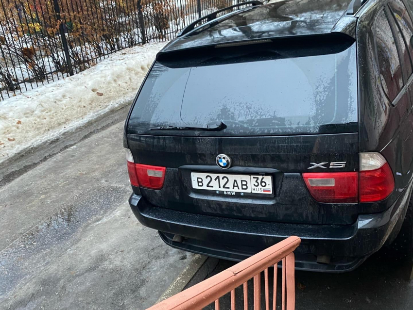 Мастеру парковки на BMW X5 пригрозили вызовом ДПС в Воронеже