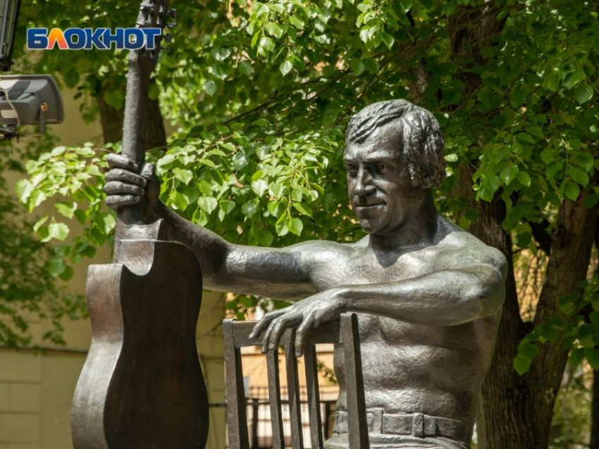 Памятник легендарному Владимиру Высоцкому 12 лет назад открыли в центре Воронежа