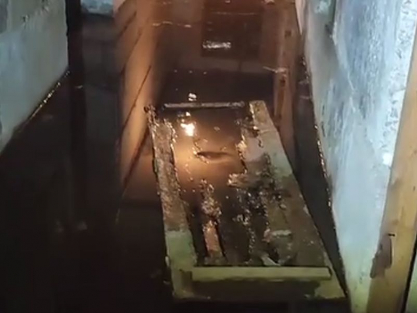 Из-за изношенных коммуникаций в подвале воронежской многоэтажки случился мощный потоп