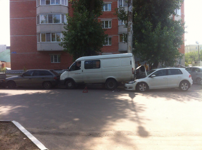 На Левом берегу Воронежа автоледи в массовом ДТП едва не взорвала несколько машин