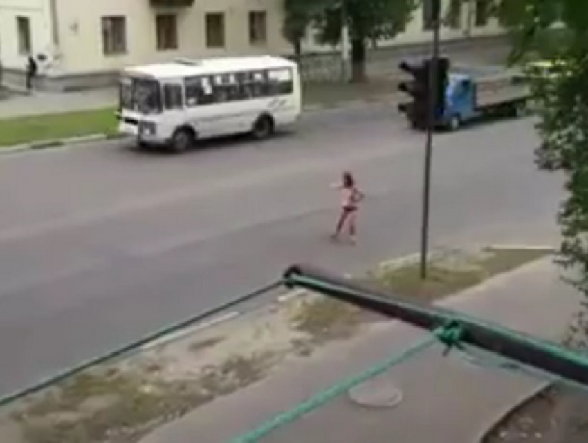 На видео попало, как пьяная девушка в трусах ловит такси в Воронеже