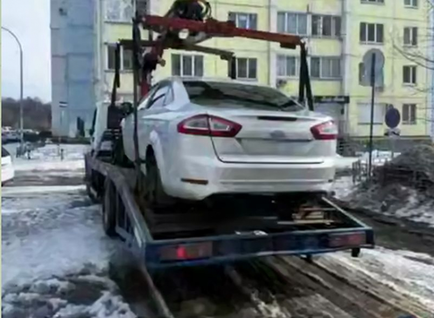 Массовая эвакуация автомобилей попала на видео в Северном микрорайоне Воронежа