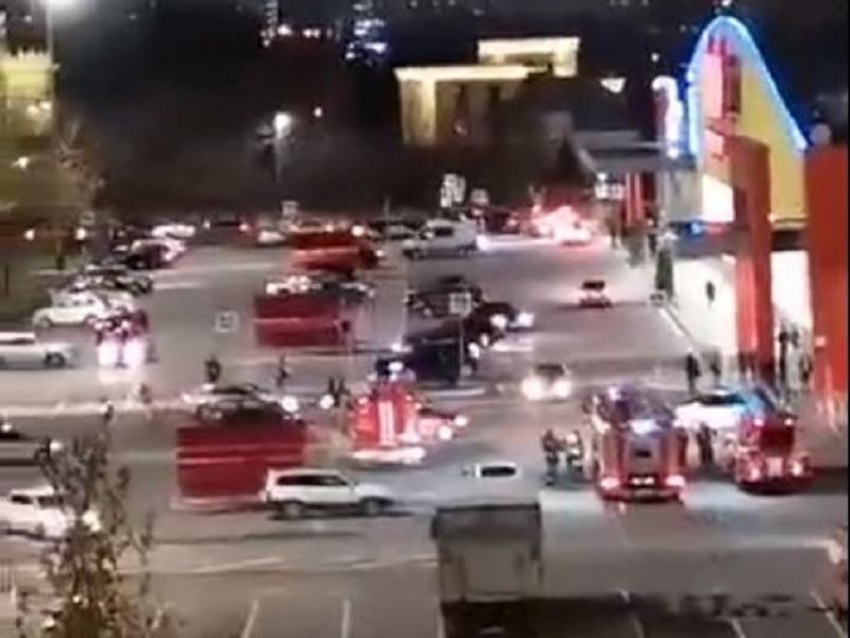 Пожарные и машины «скорой помощи» съехались к «О’Кею» на Шишкова в Воронеже